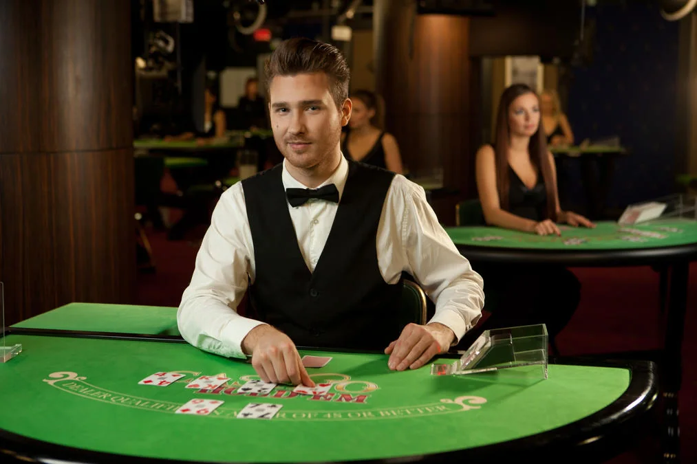 Tampilan meja dealer untuk pengalaman kasino live ARTA4D