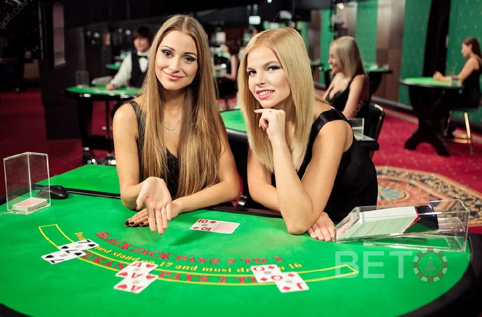 Dealer dan meja kartu dalam ruang kasino live